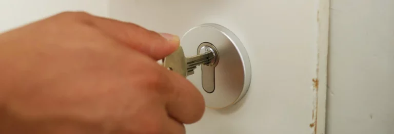 Abgebrochenen Schlüssel aus einem Türschloss entfernen