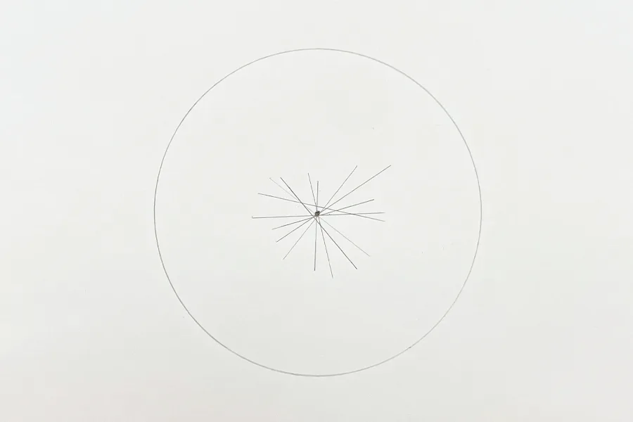 Der Mittelpunkt des Kreises wird bestimmt und markiert. 